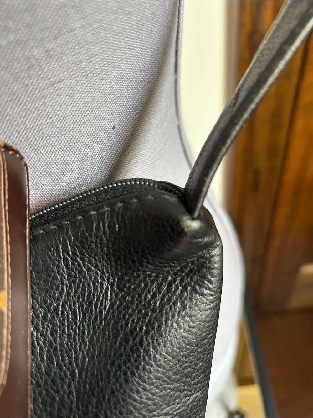 Wilsons Leather Black Pebbled Leather Crossbody Bag has tarnish on buckle - Picture 7 of 14